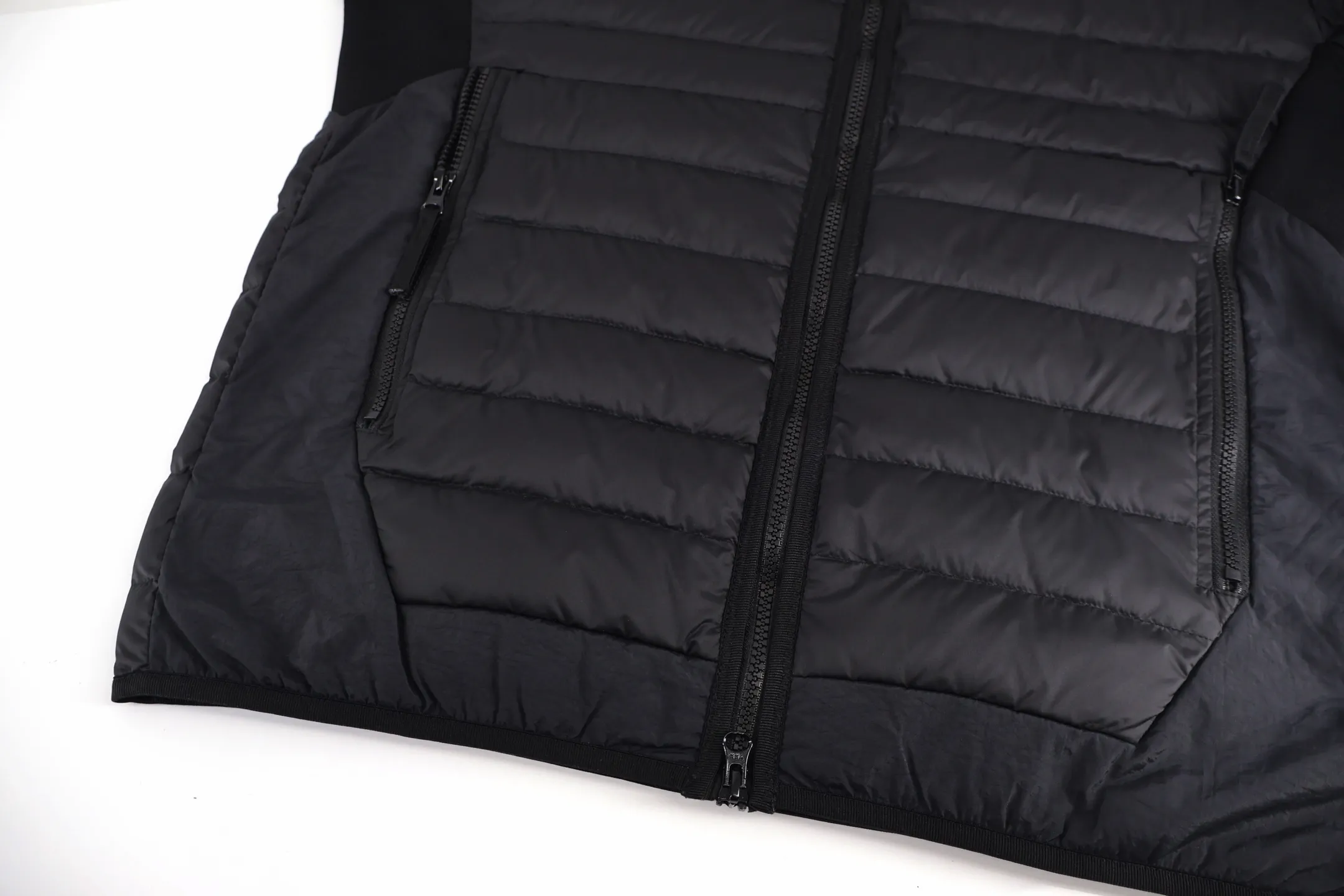 P1160 Stone Island rib quilted down jacket, custom-made original black dark plaid light fabric, filled with 90% white goose down, no modification to the version, after all, the whole piece is very slim and wrapped! High collar, long hem and one layer of shrink-folding for improved warmth! Elastic cuffs, inner drawstring, full of details for outdoor use! Ykk logo zipper. Size:S-M-L-XL